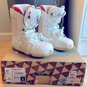 Great condition Salomon snowboarding boots - size 6